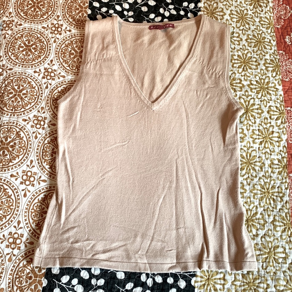 Sleeveless sweater top